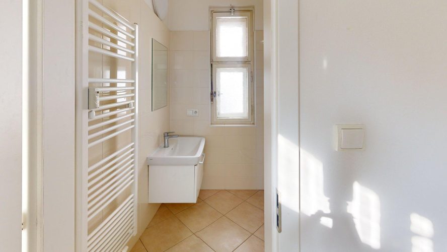 Byt-C9-Starom-17-Bathroom